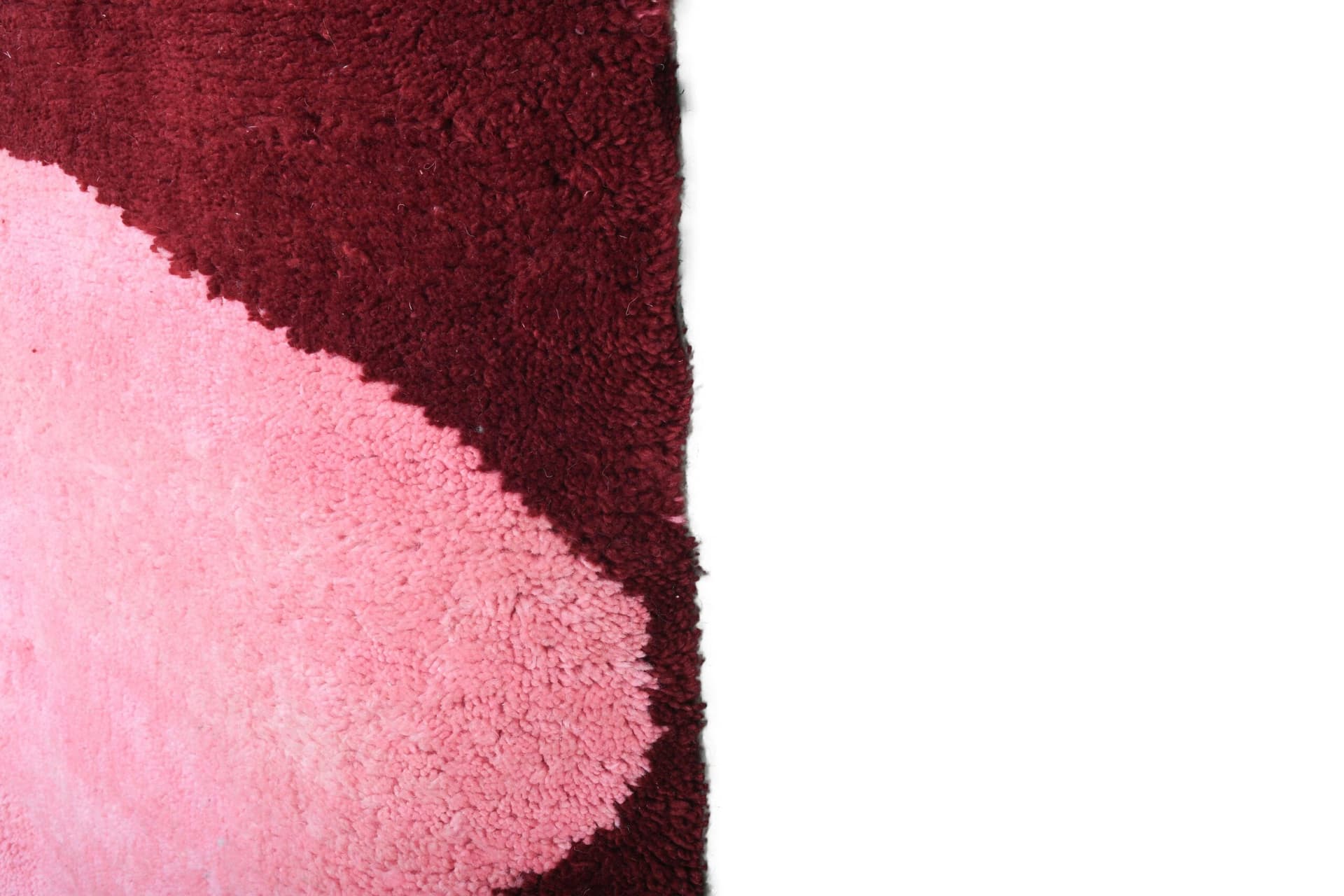 سجادة مغربية من نوع مريرت 3x5 صوفية باللون الوردي والعنابي، تصميم بسيط لغرفة المعيشة - Image 5