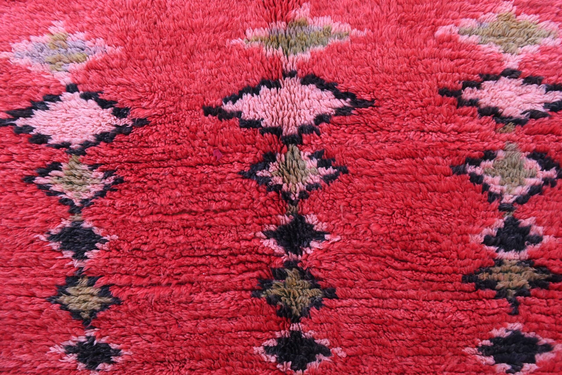 Exquisite Red Moroccan Talsint Wool Rug - 134x200cm Handmade Bohemian Decor - Image 3